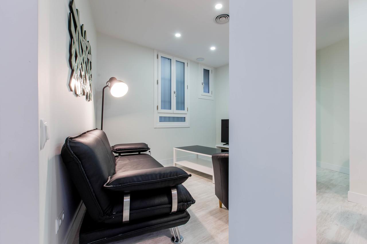 Appartamento Bookinmadrid Com - Cascorro Sq 18 Pax Esterno foto