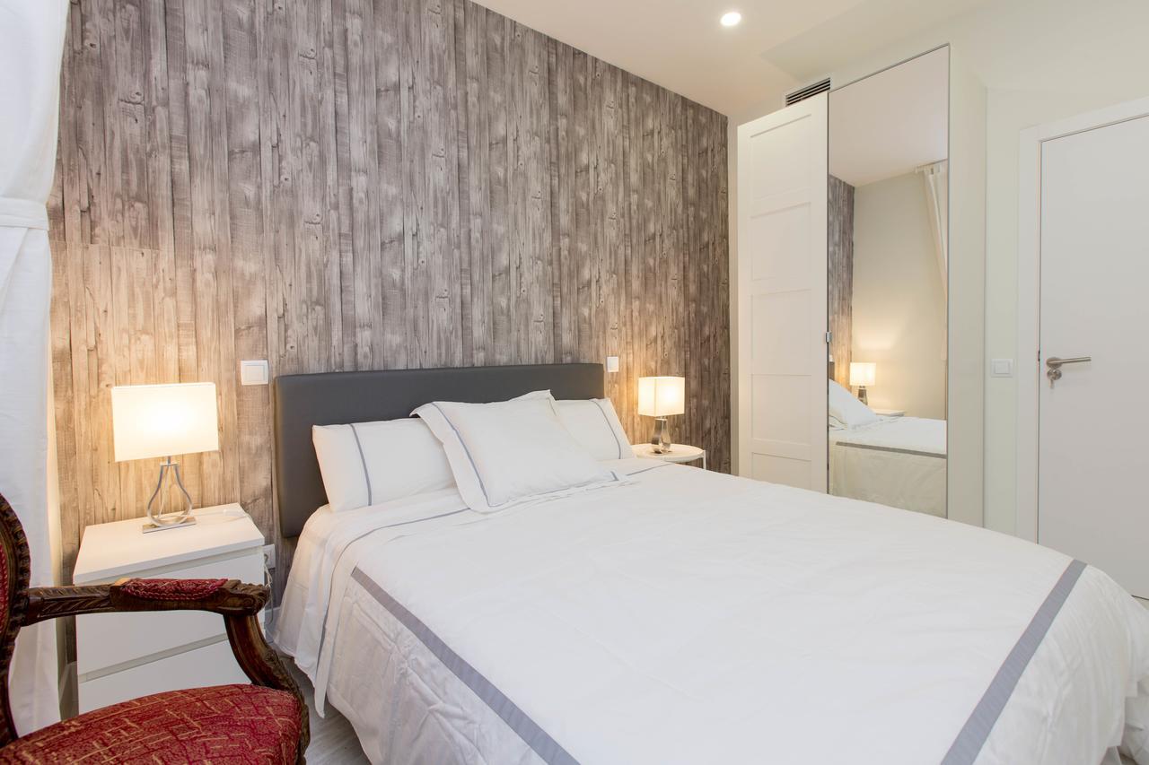 Appartamento Bookinmadrid Com - Cascorro Sq 18 Pax Esterno foto
