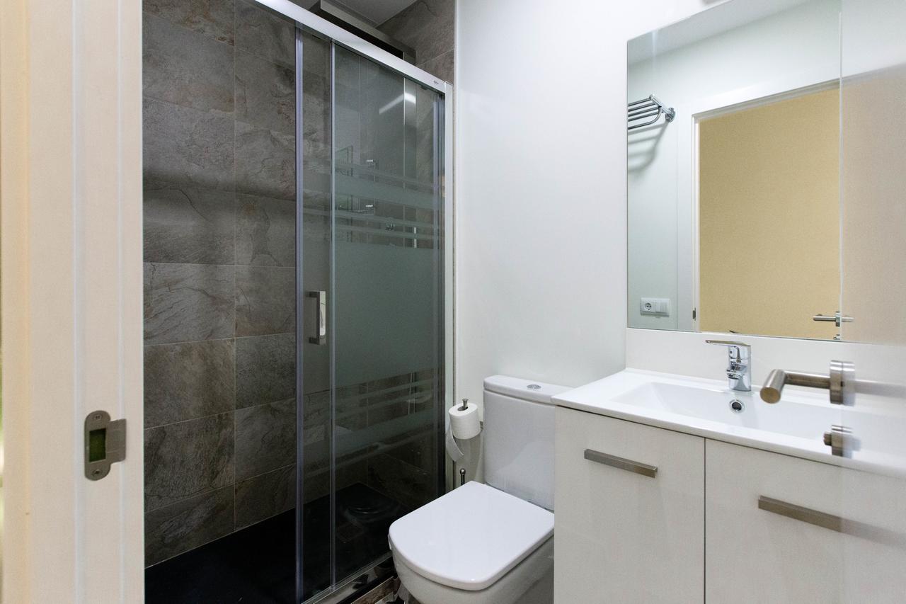 Appartamento Bookinmadrid Com - Cascorro Sq 18 Pax Esterno foto