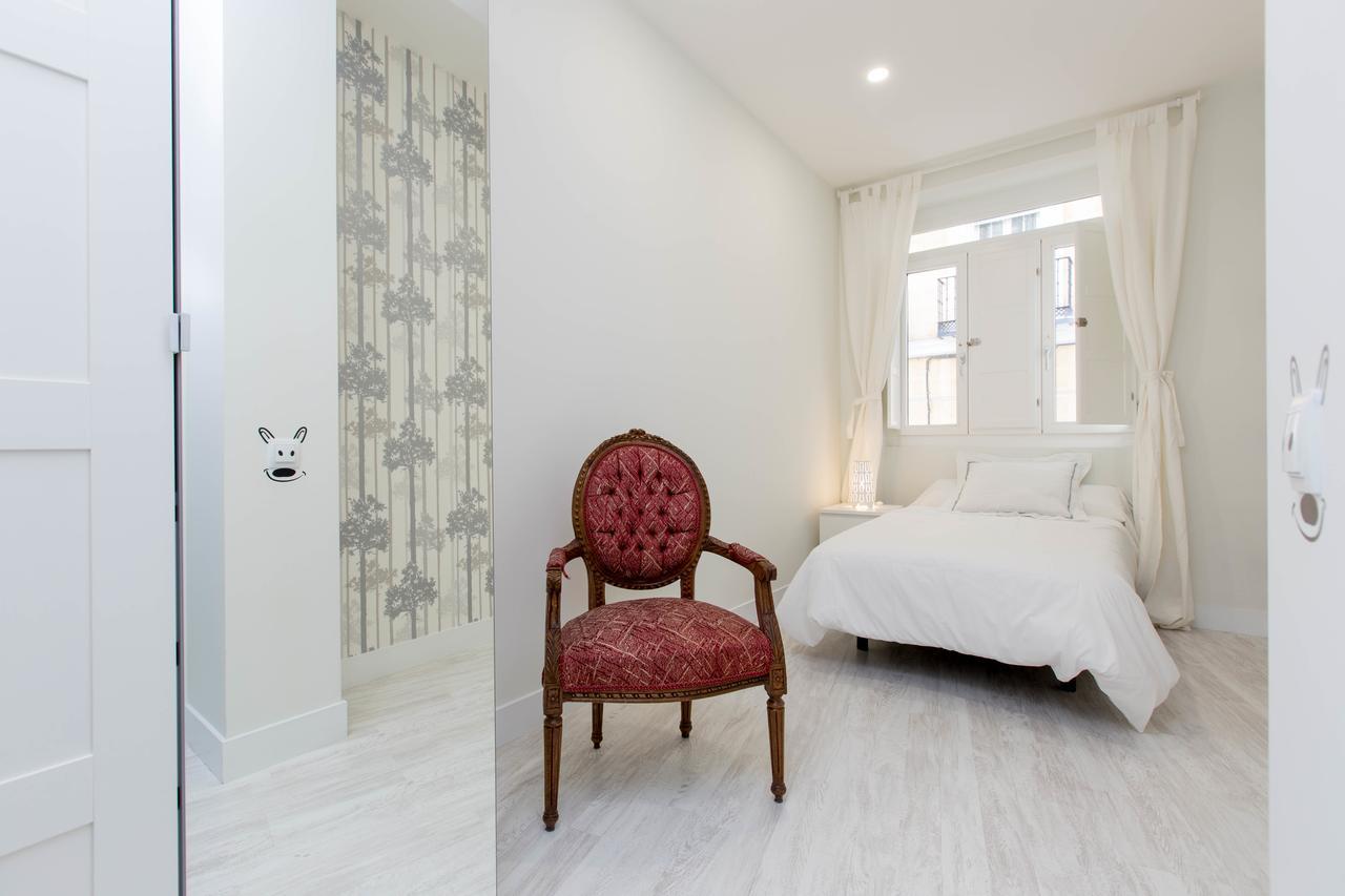 Appartamento Bookinmadrid Com - Cascorro Sq 18 Pax Esterno foto