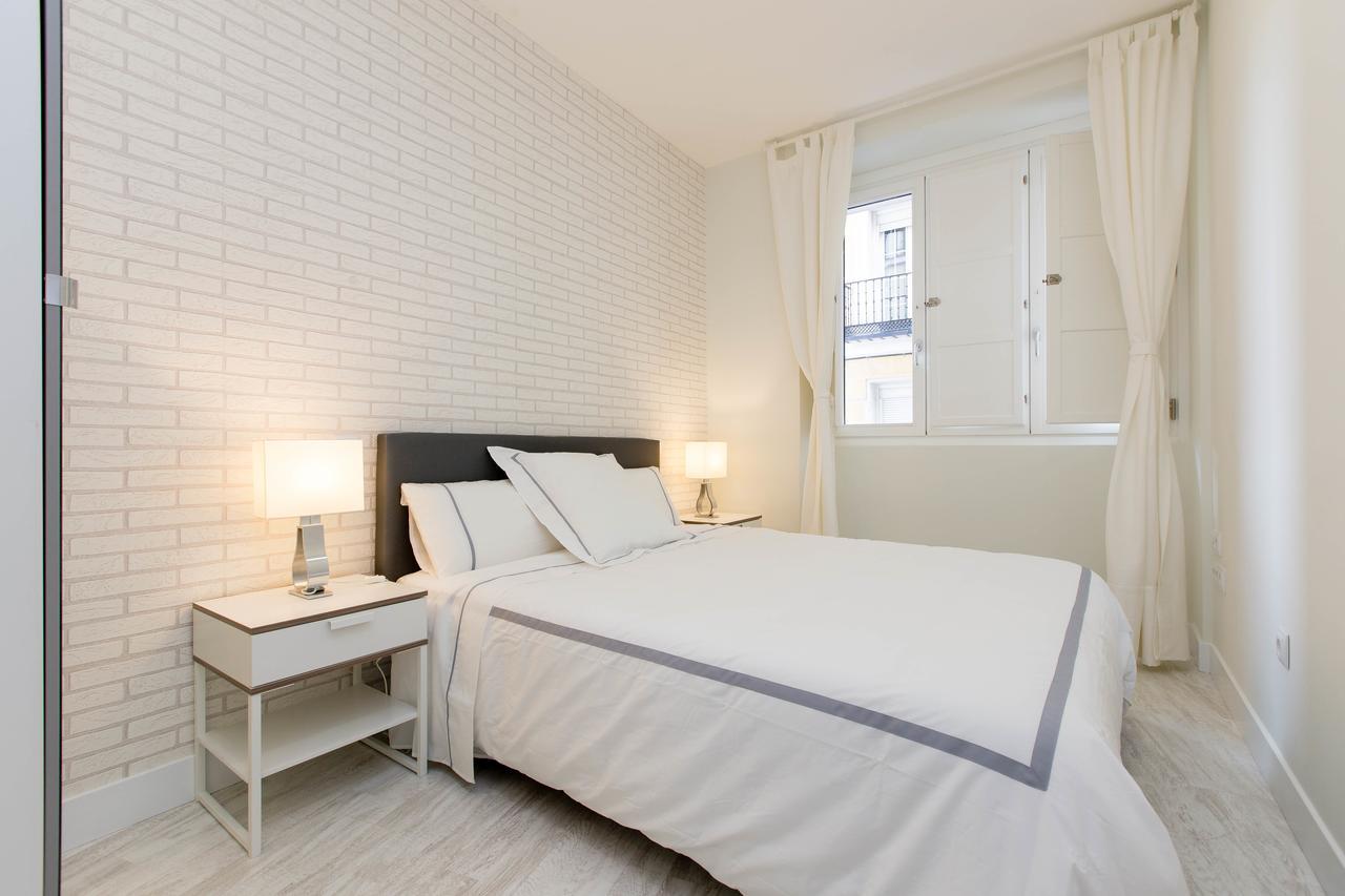 Appartamento Bookinmadrid Com - Cascorro Sq 18 Pax Esterno foto