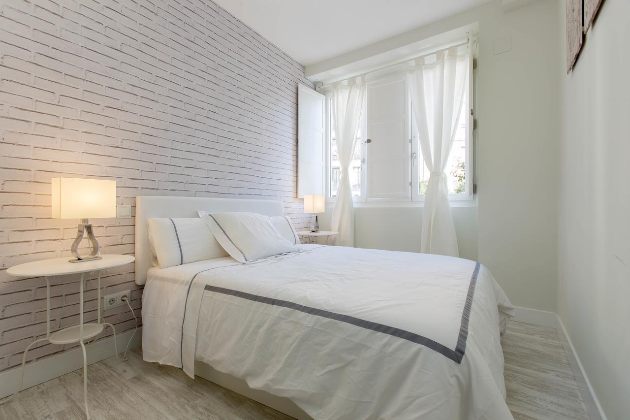 Appartamento Bookinmadrid Com - Cascorro Sq 18 Pax Esterno foto
