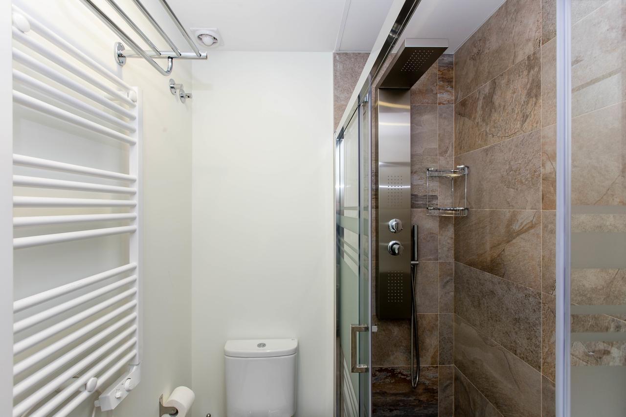 Appartamento Bookinmadrid Com - Cascorro Sq 18 Pax Esterno foto